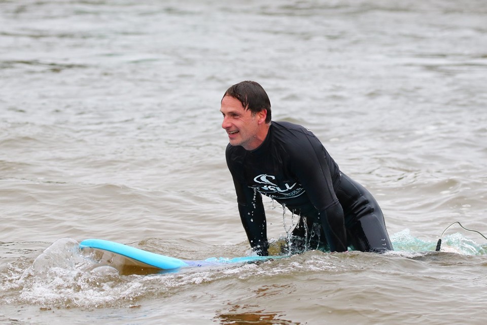 Andrew Lincoln surf.  Photo : Dan Mullins/Aventure Parc Snowdonia.