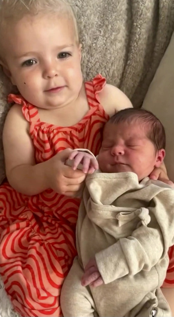 Video grab of the moment 22-month-old Effie Beau Owen met her newborn younger sister, Indie Summer Owen, for the first time.