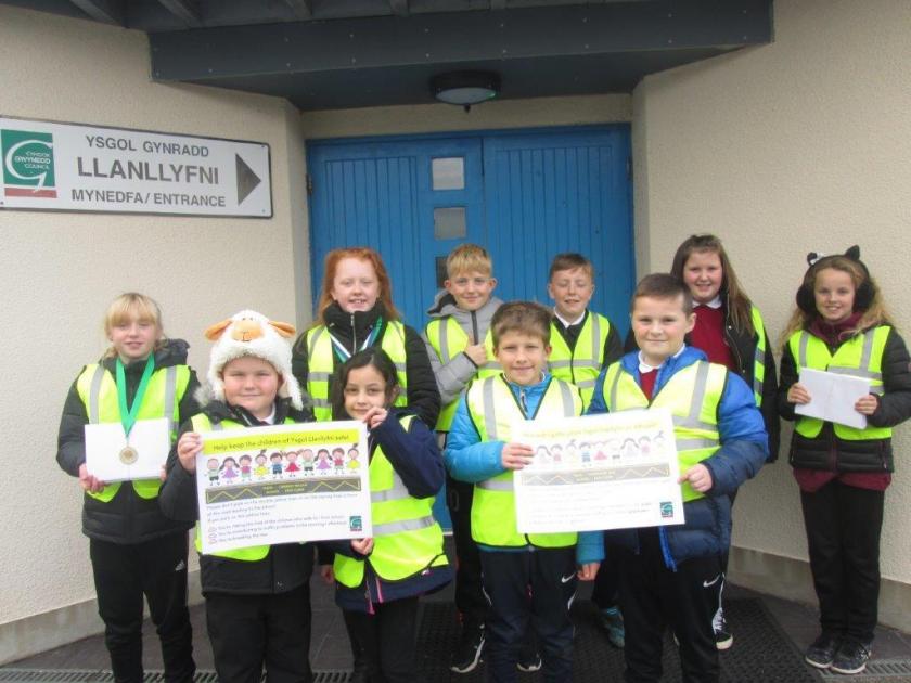 Children of Ysgol Llanllyfni take road safety initiative 